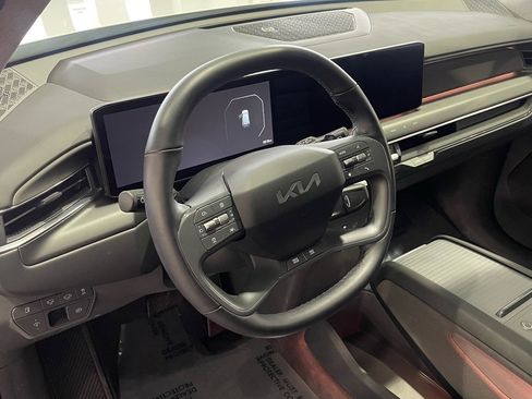 Used 2025 Kia EV9 Land w/ Towing Package image 27