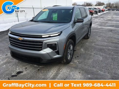 Used 2024 Chevrolet Traverse LT image 1