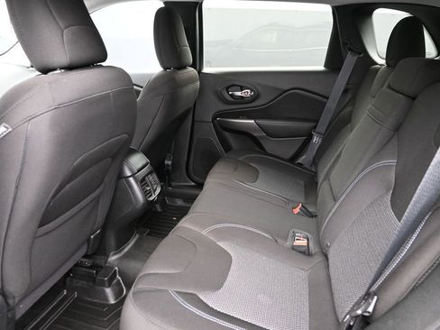 Used 2019 Jeep Cherokee Latitude w/ Popular Appearance Group FWD image 22