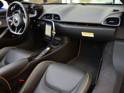 Used 2025 McLaren Artura Spider image 10