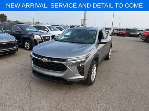 Used 2024 Chevrolet Trax LS w/ LS Convenience Package FWD image 2