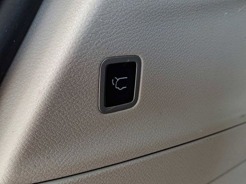 Used 2023 Chrysler Pacifica Touring-L FWD image 28