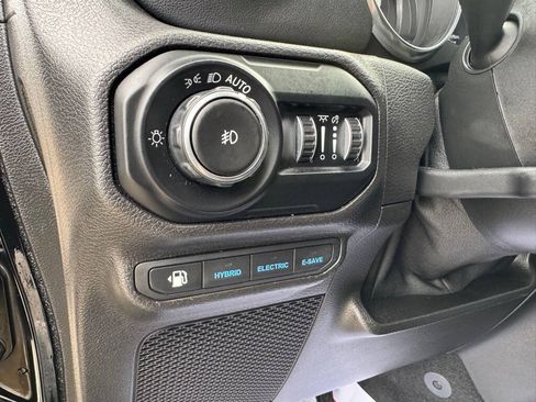 Used 2021 Jeep Wrangler Unlimited Sahara AWD/4WD image 19
