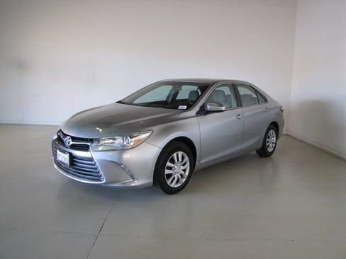 Used 2016 Toyota Camry LE FWD image 1