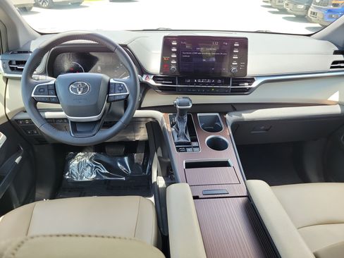 Used 2021 Toyota Sienna XLE FWD image 18