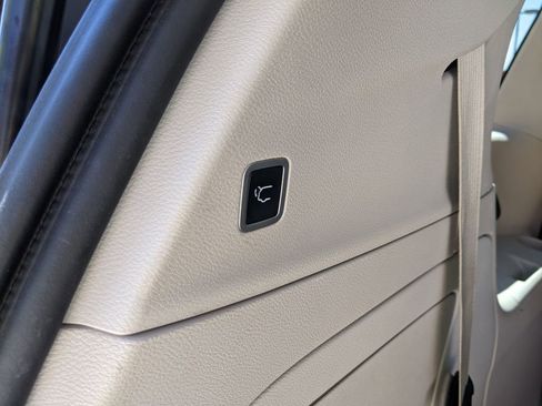 Used 2022 Chrysler Pacifica Limited w/ Uconnect Theater Family Group FWD image 28