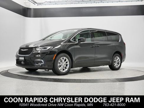 New 2026 Chrysler Pacifica Select AWD/4WD image 1