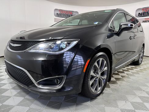 Used 2017 Chrysler Pacifica Limited w/ UConnect Theater Package FWD image 8