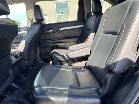 Used 2018 Toyota Highlander XLE AWD/4WD image 25