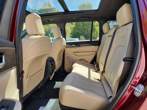 New 2025 Jeep Grand Cherokee Limited image 6