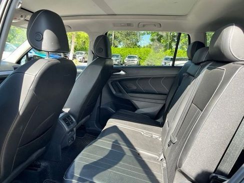 Used 2023 Volkswagen Tiguan SE w/ Panoramic Sunroof Package FWD image 9