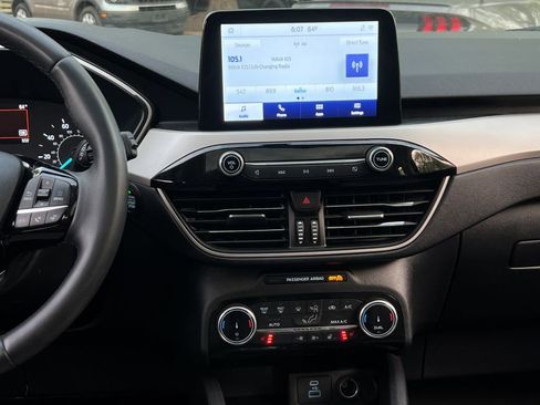 Used 2022 Ford Escape SE w/ SE Sport Appearance Package image 17