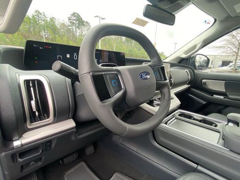 New 2026 Ford Expedition Active image 9