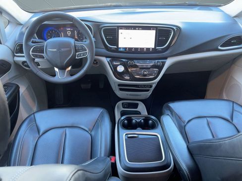 Used 2023 Chrysler Pacifica Touring-L image 25