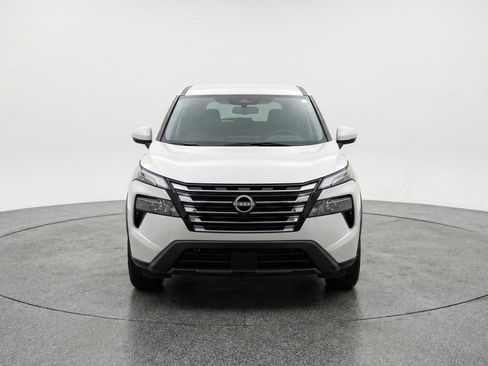 Used 2025 Nissan Rogue SV image 2