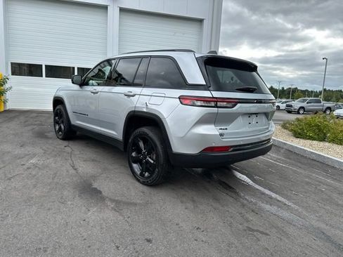 Used 2023 Jeep Grand Cherokee Altitude AWD/4WD image 3