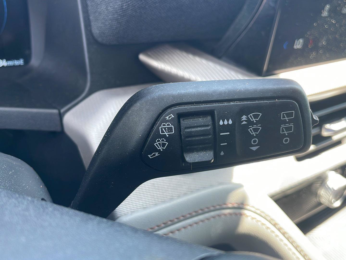 Used 2025 Ford Explorer Active w/ Active Comfort Package AWD/4WD image 17