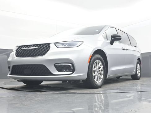 Used 2024 Chrysler Pacifica Touring-L FWD image 22