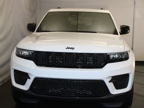 Used 2024 Jeep Grand Cherokee Altitude AWD/4WD image 3