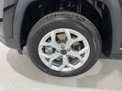 Used 2025 Jeep Compass Latitude w/ Sun & Sound Group AWD/4WD image 10