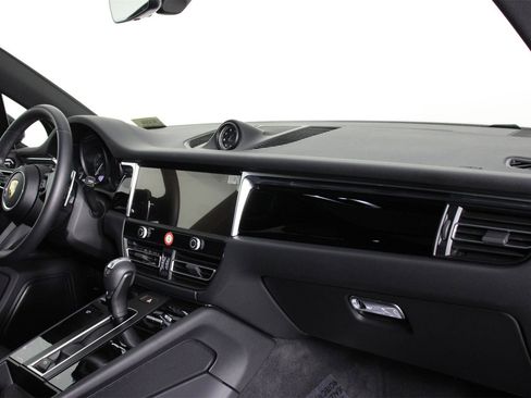 Used 2025 Porsche Macan image 24