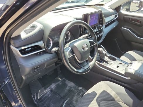 Used 2024 Toyota Highlander LE FWD image 21