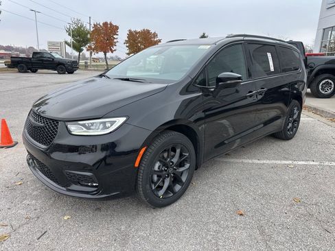 New 2026 Chrysler Pacifica Select image 12
