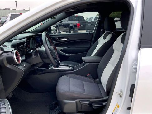 Used 2025 Chevrolet Trax RS w/ Sunroof Package FWD image 8
