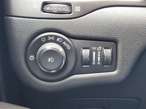 Used 2020 Jeep Cherokee Trailhawk w/ Cold Weather Group AWD/4WD image 8