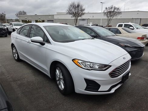 Used 2019 Ford Fusion SE image 2