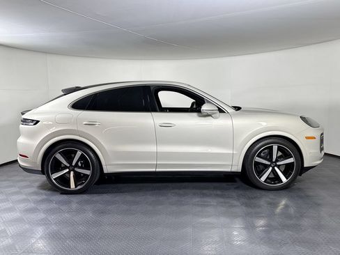 Certified 2025 Porsche Cayenne Turbo AWD/4WD image 8