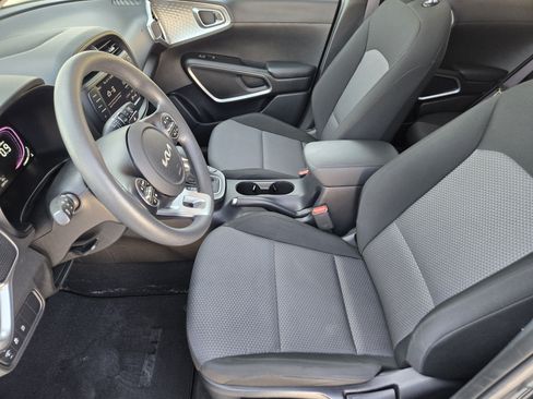 Used 2025 Kia Soul LX w/ LX Technology Package FWD image 14