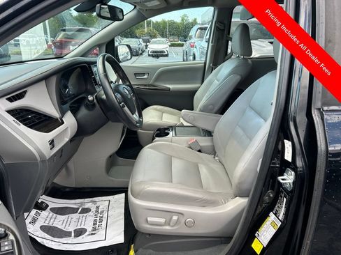 Used 2020 Toyota Sienna XLE FWD image 2