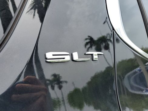 Used 2022 GMC Acadia SLT w/ Preferred Package FWD image 7