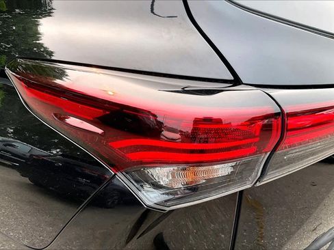 Certified 2024 Toyota Highlander XLE AWD/4WD image 27