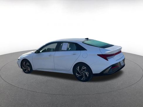 Used 2025 Hyundai Elantra Limited image 10