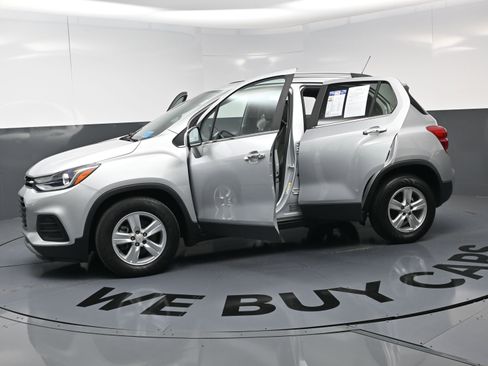 Used 2019 Chevrolet Trax LT w/ LT Convenience Package image 19