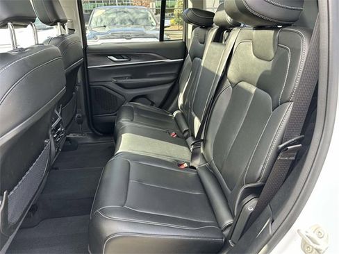Certified 2023 Jeep Grand Cherokee Limited w/ Black Appearance Package image 19