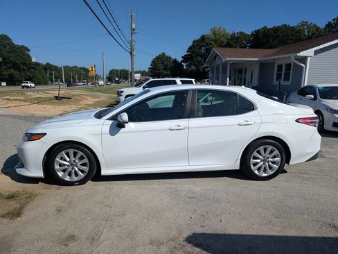 Used 2018 Toyota Camry LE FWD image 4
