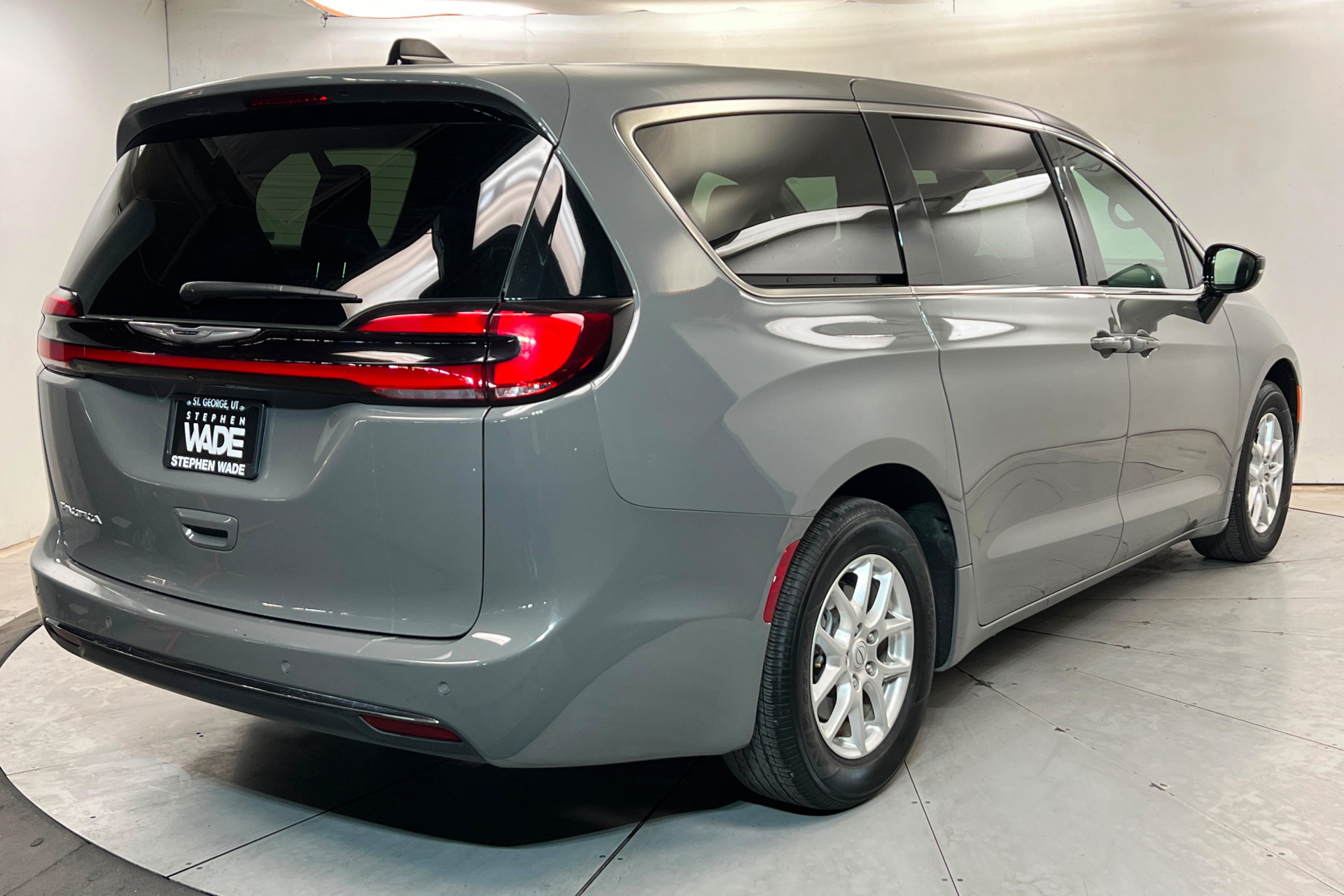Used 2025 Chrysler Pacifica Select FWD image 6