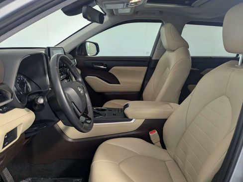 Used 2021 Toyota Highlander XLE FWD image 12