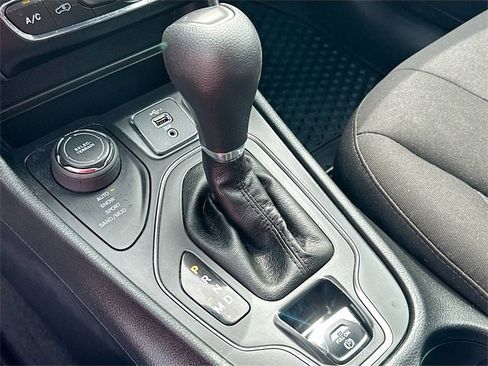 Used 2019 Jeep Cherokee Latitude w/ Cold Weather Group image 16