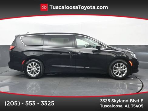 Used 2026 Chrysler Pacifica Limited FWD image 1