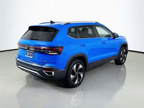 Used 2025 Volkswagen Taos SE w/ Panoramic Sunroof Package AWD/4WD image 9