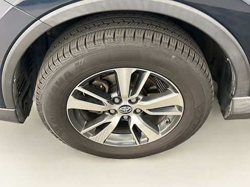 Used 2018 Toyota RAV4 XLE AWD/4WD image 11