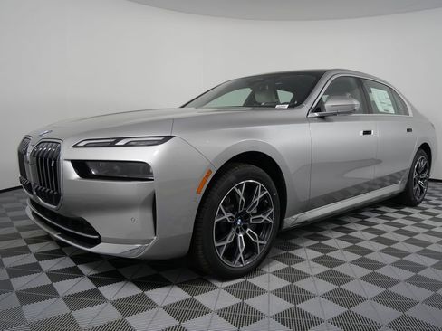 Used 2025 BMW i7 xDrive60 w/ Premium Package image 8