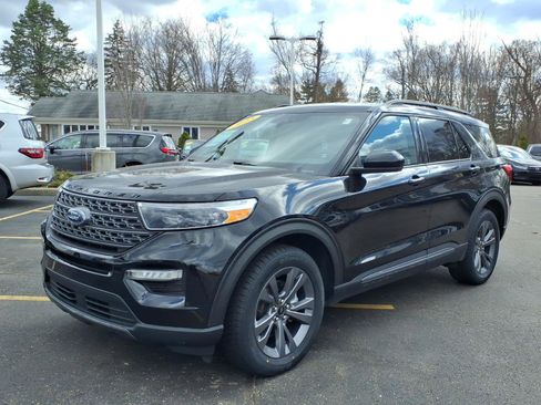 Used 2023 Ford Explorer XLT w/ Equipment Group 202A image 3