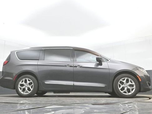 Used 2017 Chrysler Pacifica Touring-L Plus w/ Tire & Wheel Group FWD image 34