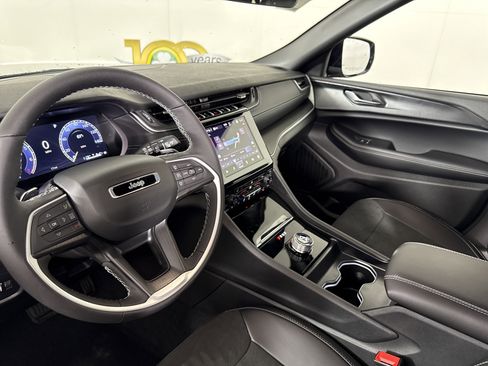 New 2025 Jeep Grand Cherokee Altitude image 27