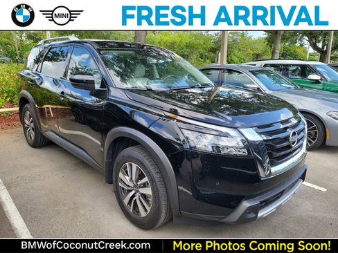 Used 2025 Nissan Pathfinder SL FWD image 1